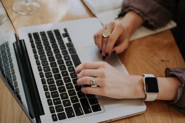 Quels sont les signes qui indiquent une arnaque sur un site de rencontre ?
